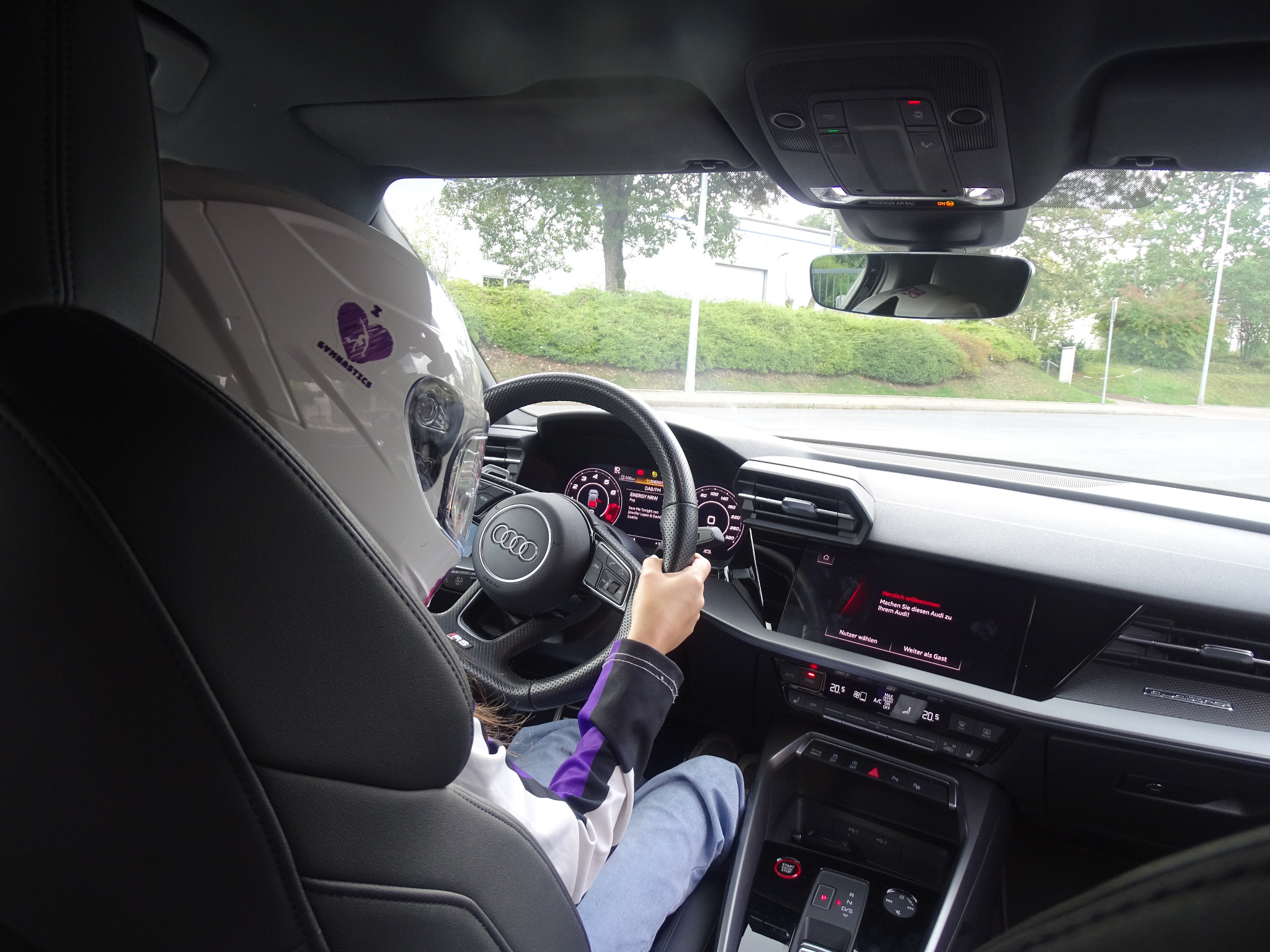 Fahrerin mit Helm am Steuer beim Fahrtraining