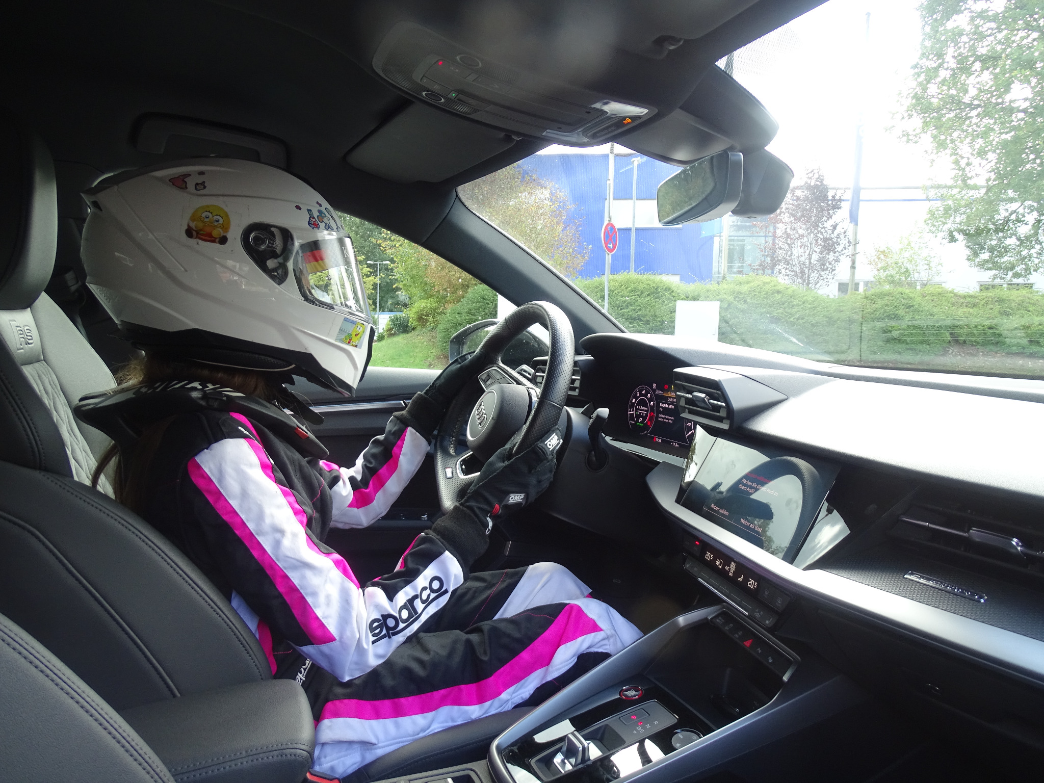 Fahrerin mit Helm und Handschuhen beim Fahrtraining