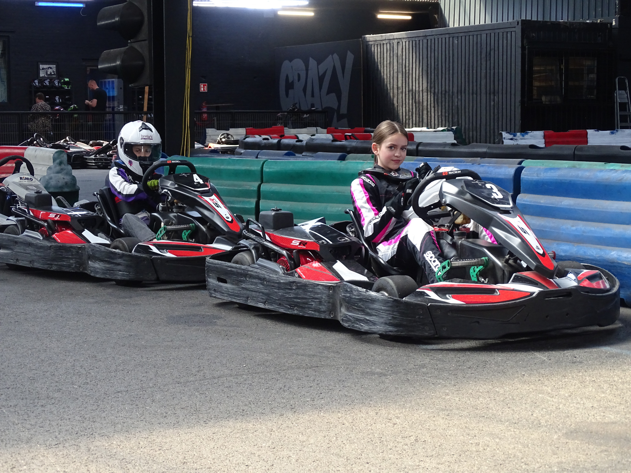 Mia und Charlotte gemeinsam in ihren Karts