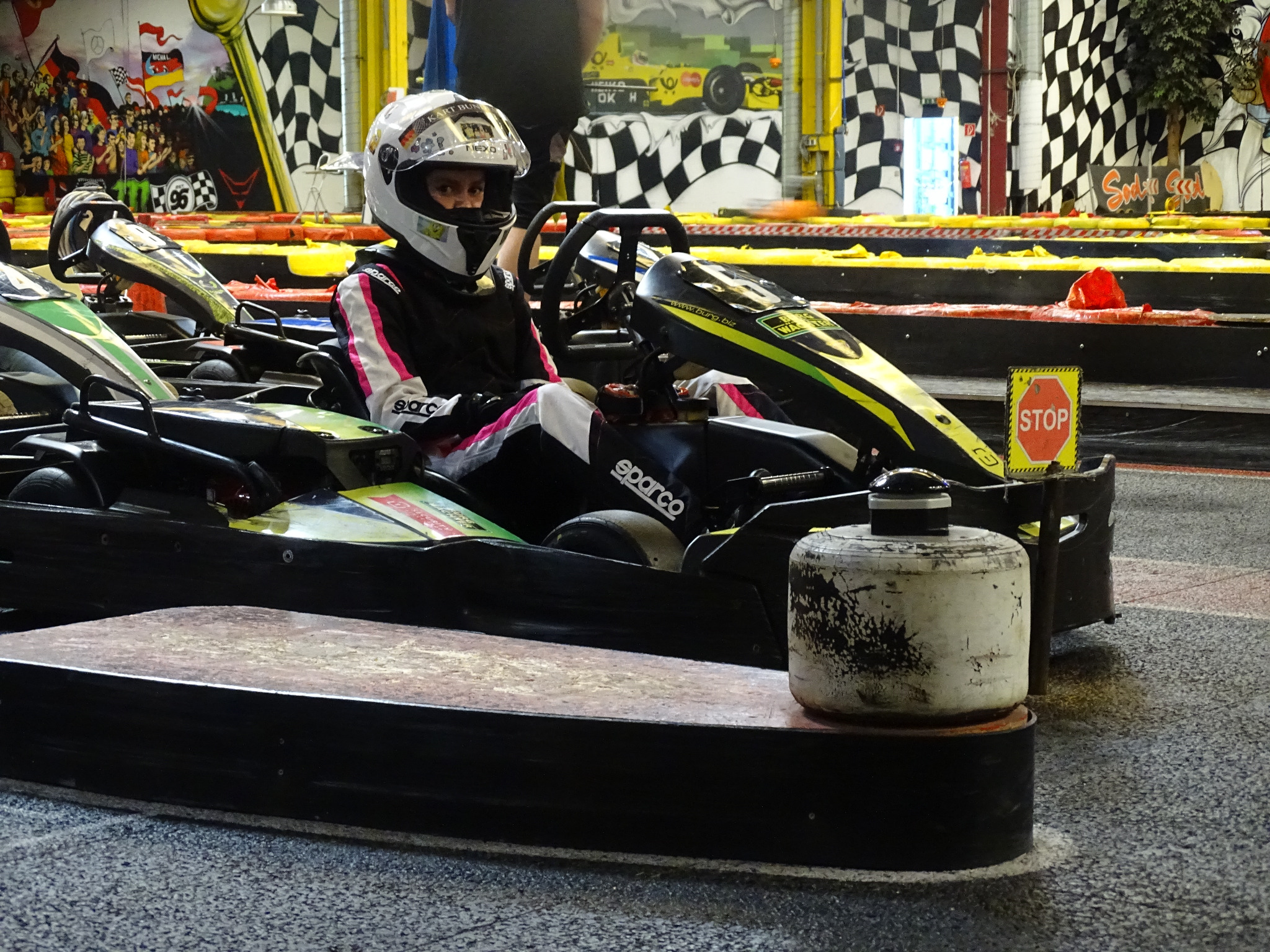 Fahrerin im Kart bei der Startvorbereitung