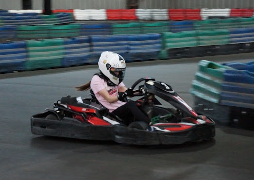 Mia im Kart auf der Strecke